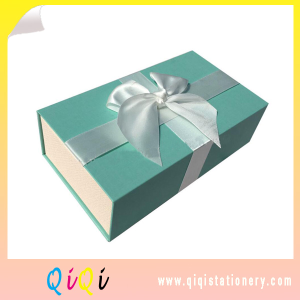 Luxury custom made cardboard foldable gift boxes with ribbon wholesale 